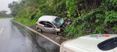 Notícia - Siderópolis: Colisão entre carro e caminhão-tanque é registrada na SC-445