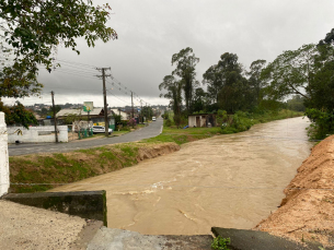 Notícia - Rua alagada e desabamento são registrados em Cocal do Sul (FOTOS)