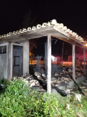 Notícia - Incêndio deixa casa totalmente destruída em Balneário Rincão