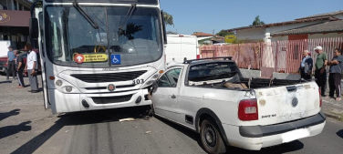 Notícia - Criciúma: Saveiro colide em ônibus no bairro Santo Antônio 