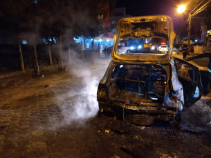 Notícia - Incêndio deixa carro destruído em Criciúma