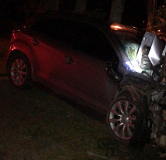 Notícia - Cocal do Sul: Carro sai de pista e colide em árvore na SC-108