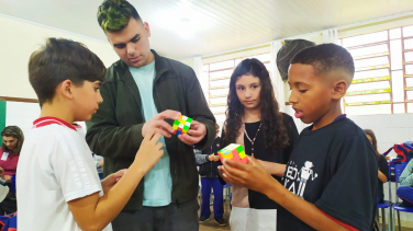 Notícia - Campeão Brasileiro de Cubo mágico faz apresentação na Escola José Giassi