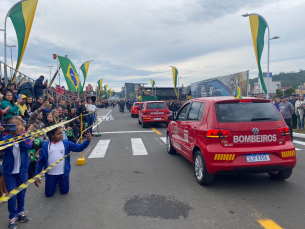 Notícia - Criciúma: Desfile cívico reúne milhares de pessoas na Rua da Gente