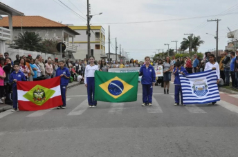 Notícia - Desfile cívico é adiado por conta da chuva em Balneário Rincão