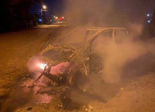 Notícia - Fogo destrói veículo em Araranguá