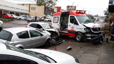 Notícia - Acidente com ambulância do Samu e dois carros é registrado em Criciúma