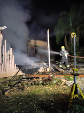 Notícia - Casa pega fogo  durante a madrugada em Meleiro 