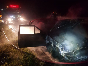 Notícia - Carro de Criciúma pega fogo na BR-101 em Imbituba