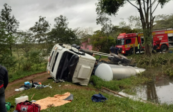 Notícia - Caminhão tomba em açude e motorista fica preso às ferragens