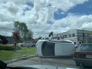 Notícia - Carro tomba após colisão na Avenida Centenário (FOTOS e VÍDEO)