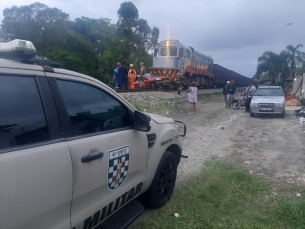 Notícia - Carro é atingido por trem no bairro Boa Vista em Criciúma 