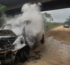 Notícia - Incêndio deixa veículo parcialmente destruído em Içara