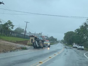 Notícia - Urussanga: Carro sai de pista e capota na SC-108