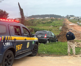 Notícia - Carro roubado em Criciúma é recuperado na BR-101 