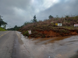 Notícia - Deslizamento de terra é registrado na Rodovia Archimedes Naspolini