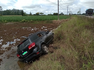 Notícia - Carro cai em plantação de arroz em Forquilhinha  