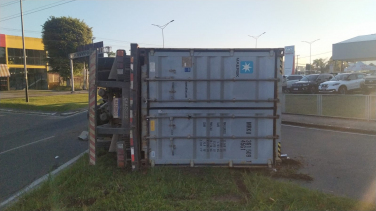 Notícia - Caminhão tomba e deixa trânsito lento na Avenida Centenário 