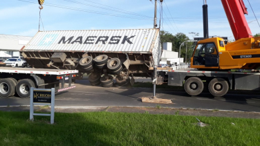 Notícia - Carga de caminhão que tombou na Avenida Centenário é retirada da pista (FOTOS)