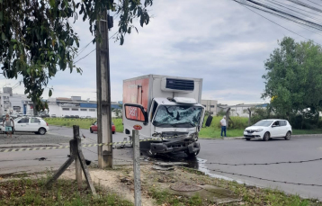 Notícia - Acidente com ônibus escolar, carro e caminhão deixa três feridos em Criciúma