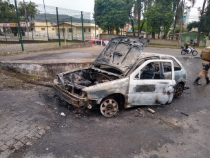 Notícia - Carro pega fogo e motorista fica ferido em Criciúma