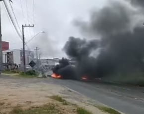 Notícia - Bolsonaristas fecham dois trechos da SC-108 no Sul (VÍDEO)