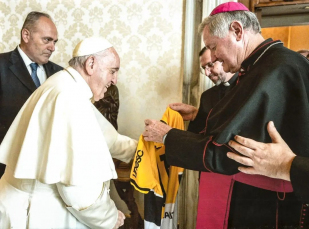 Notícia - Papa Francisco recebe camisa oficial do Tigre