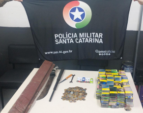 Notícia - Criciúma: PM flagra homem furtando carteiras de cigarro em posto de combustível