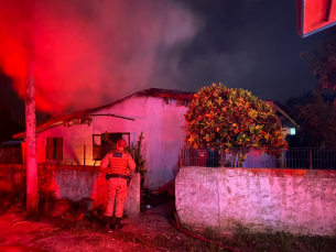 Notícia - Incêndio em casa de alvenaria destrói bens em Araranguá 