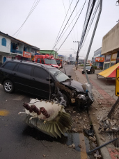 Notícia - Criciúma: Carro bate em poste e transformador cai em pista  