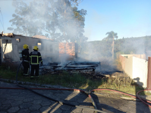 Notícia - Incêndio destrói três residências e deixa uma pessoa ferida em Urussanga