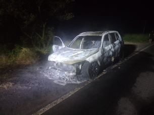 Notícia - Veículo pega fogo e fica destruído em Araranguá