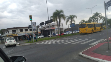 Notícia - Carro colide contra lateral de ônibus amarelinho em Criciúma