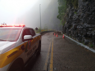 Notícia - Nova queda de barreira deixa trânsito em meia pista na Serra do Rio do Rastro