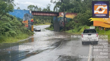 Notícia - Chuva volumosa inunda pontilhão em Criciúma