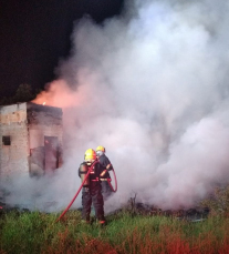 Notícia - Incêndio deixa residência destruída em Araranguá