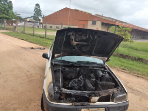 Notícia - Araranguá: Moradores apagam fogo em carro com mangueira de jardim  