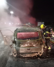 Notícia - Bombeiros combatem incêndio em veículo na BR-101