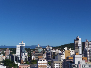 Notícia - Sexta-feira com céu claro e máxima de 30°C