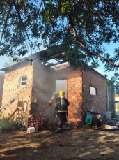 Notícia - Incêndio atinge residência em Balneário Arroio do Silva