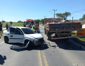 Notícia - Morro da Fumaça: Homem fica ferido após colisão entre carro e caminhão