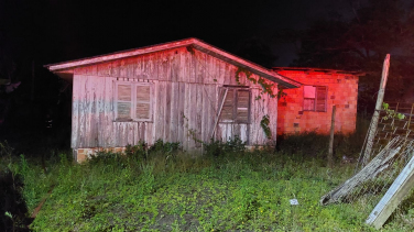 Notícia - Sombrio: Incêndio é registrado em residência; homem tem parte do corpo queimada