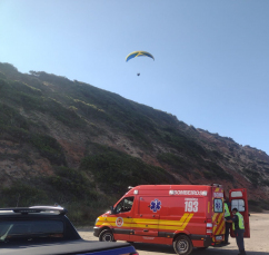 Notícia - Duas pessoas são hospitalizadas após queda de parapente em Imbituba