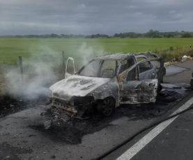 Notícia - Passo de Torres: Veículo pega fogo na BR-101