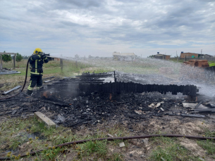 Notícia - Incêndio deixa residência de madeira destruída em Balneário Arroio do Silva