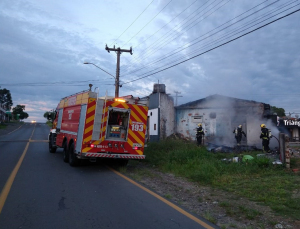 Notícia - Residência abandonada pega fogo em Criciúma