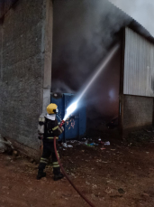 Notícia - Praia Grande: Bombeiros combatem incêndio em centro de reciclagem