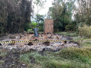 Notícia - Homem morre carbonizado após incêndio em residência