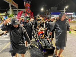 Notícia - Carnaval: Foliões 'enterram a tristeza' em Balneário Rincão (FOTOS E VÍDEO)