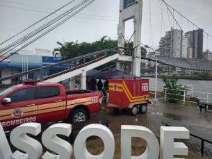 Notícia - Passo de Torres: Bombeiros retomam buscas no Rio Mampituba (VÍDEO)